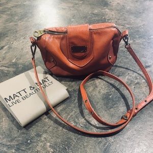 Matt and nat crossbody with dustbag